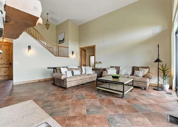 The Sanctuary At Downtown Sleeps 16 *