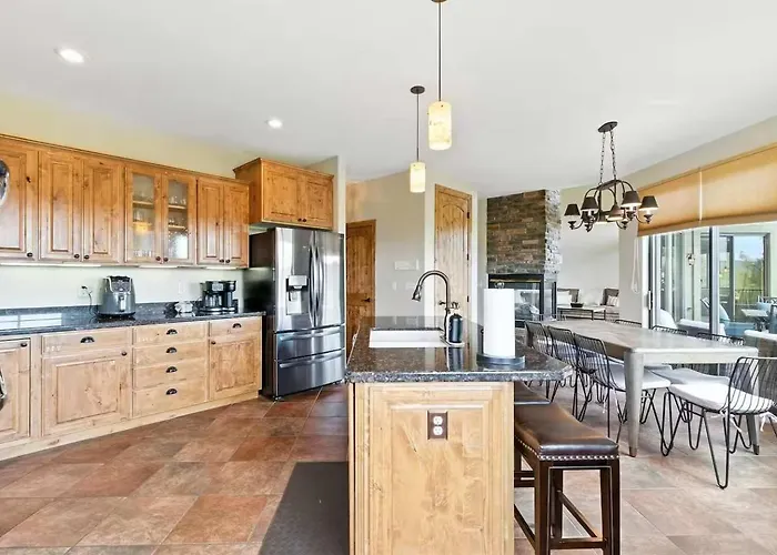 The Sanctuary At Downtown Sleeps 16 *